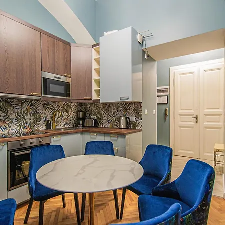 4bdr Old Town Flat By Church Of St Anne * Prague