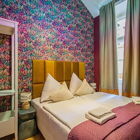 4bdr Old Town Flat By Church Of St Anne * Prague